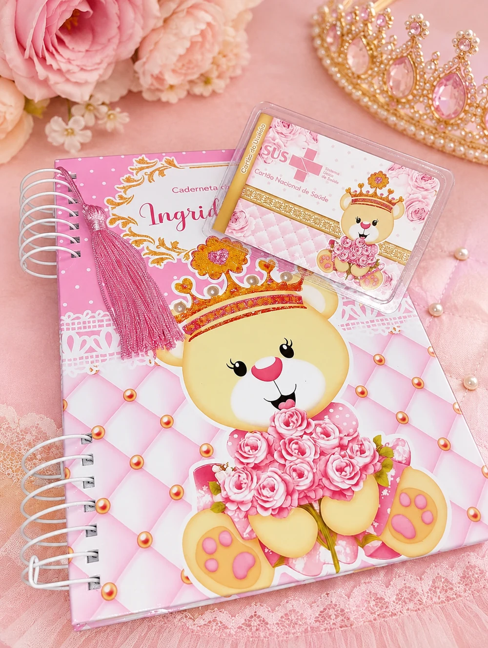 Caderneta personalizada rosa com ursinha, coroa dourada, espiral branco e porta-cartão combinando